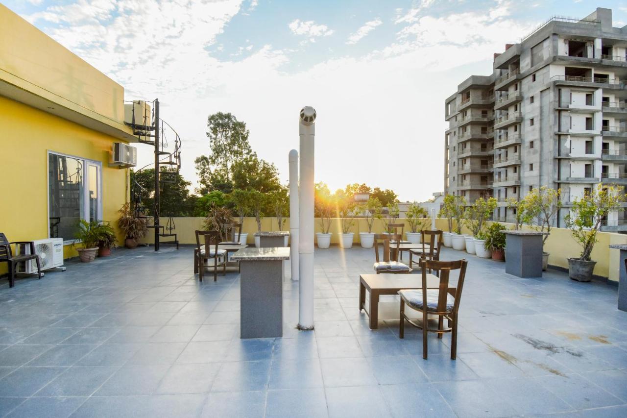מלון לודהיאנה Oyo 75460 Sky High Residency מראה חיצוני תמונה